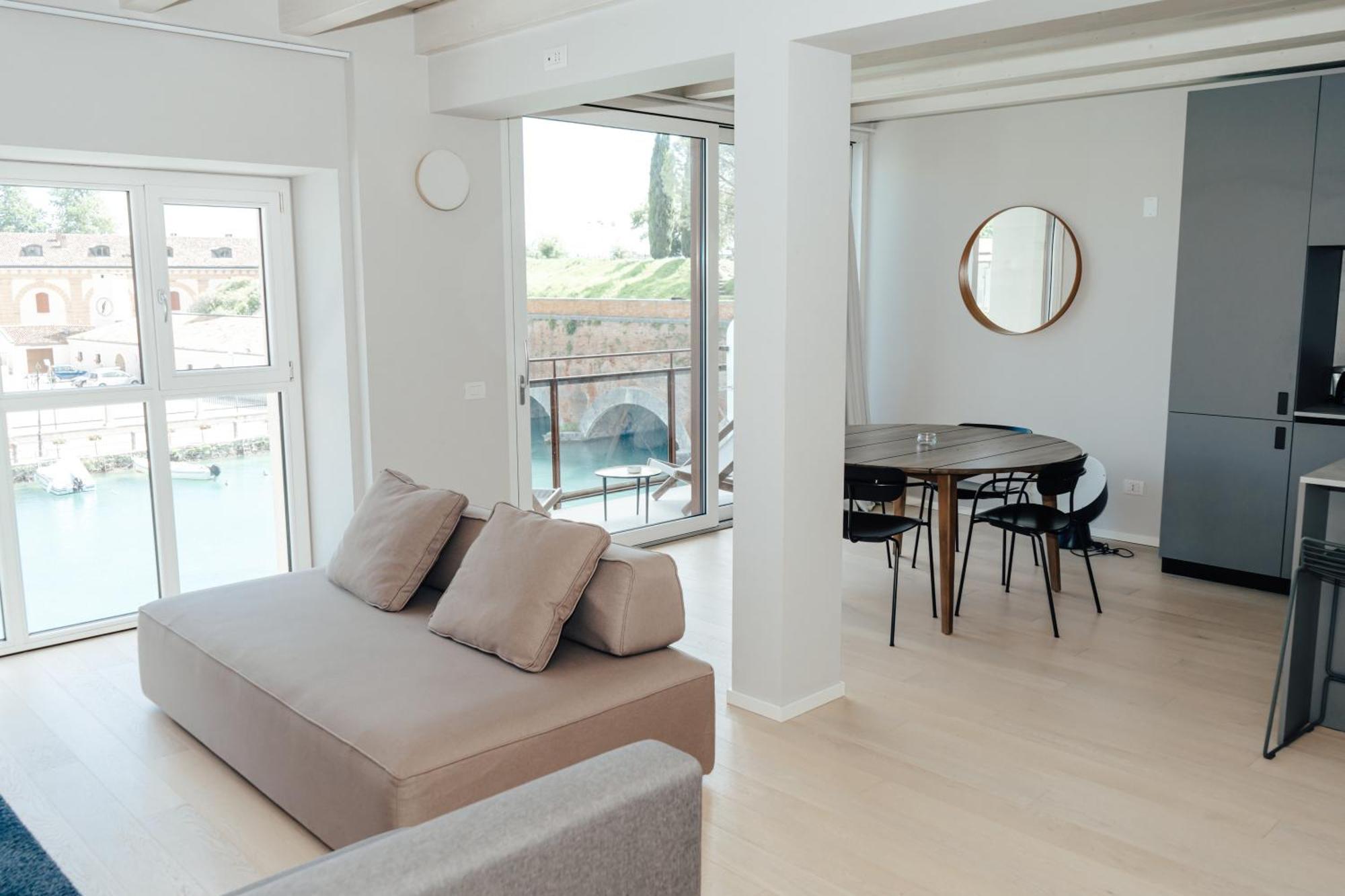 C House Rooms Lake Peschiera del Garda Exterior foto