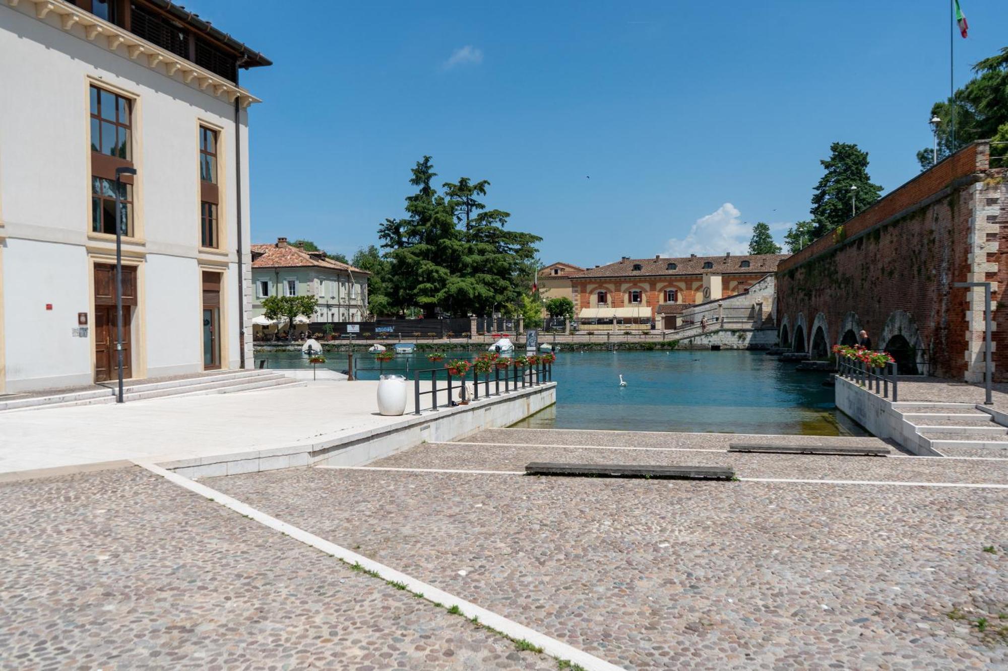 C House Rooms Lake Peschiera del Garda Exterior foto