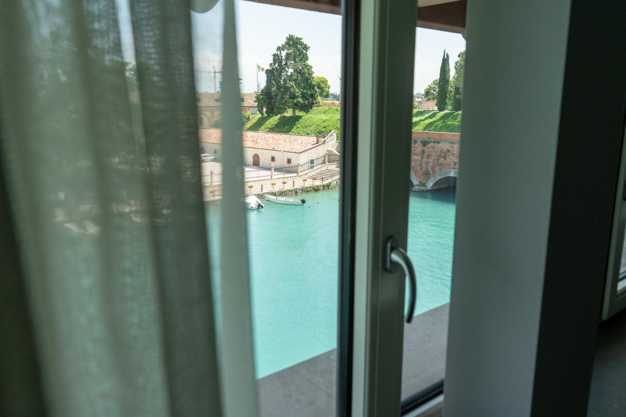 C House Rooms Lake Peschiera del Garda Exterior foto