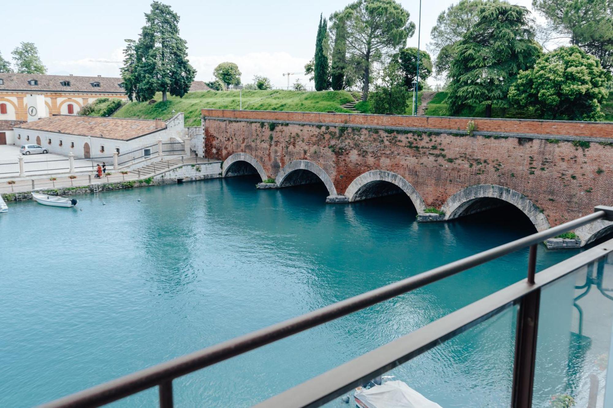 C House Rooms Lake Peschiera del Garda Exterior foto
